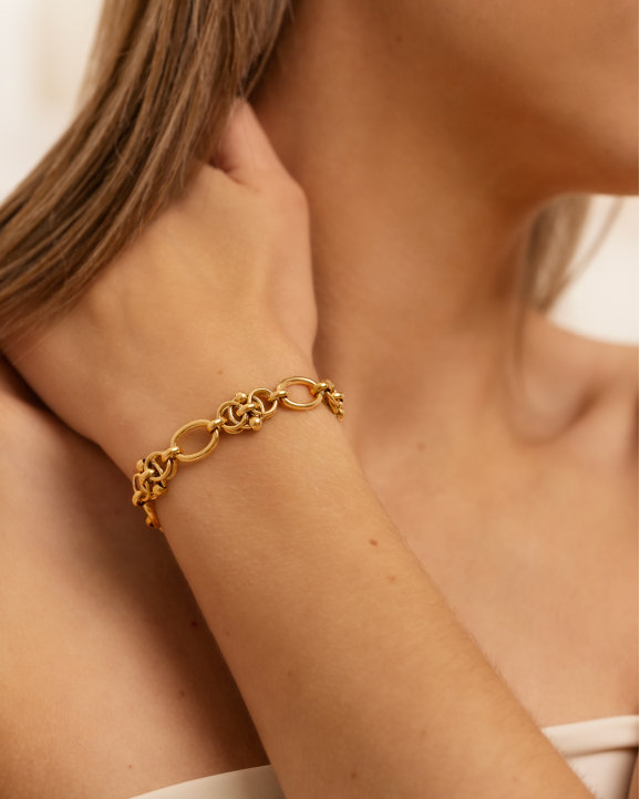 Model draagt gouden chain armband
