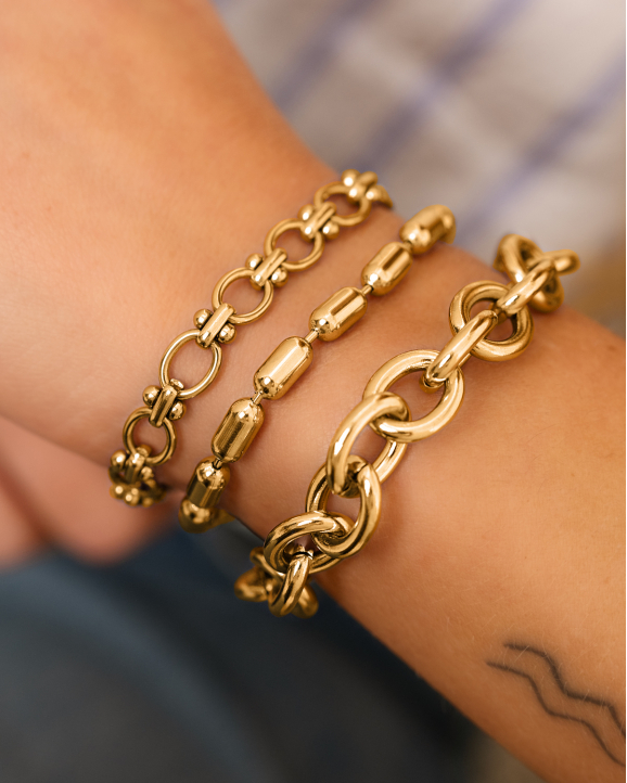 Mix van gouden chain armbanden bij model
