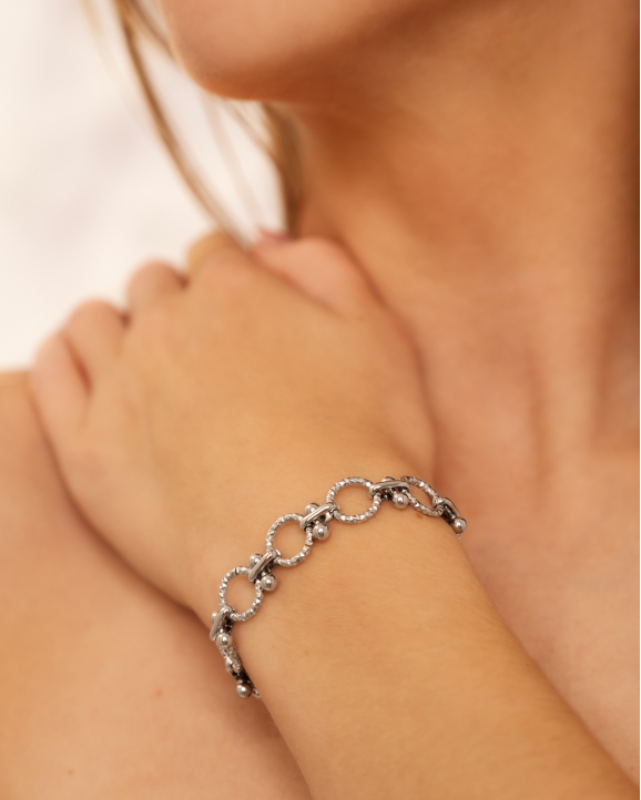 Model draagt zilveren armband met chains