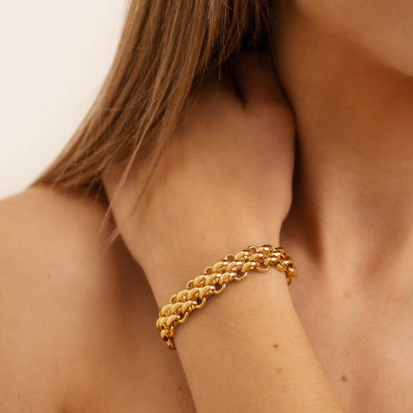 Gouden armband met chains bij model