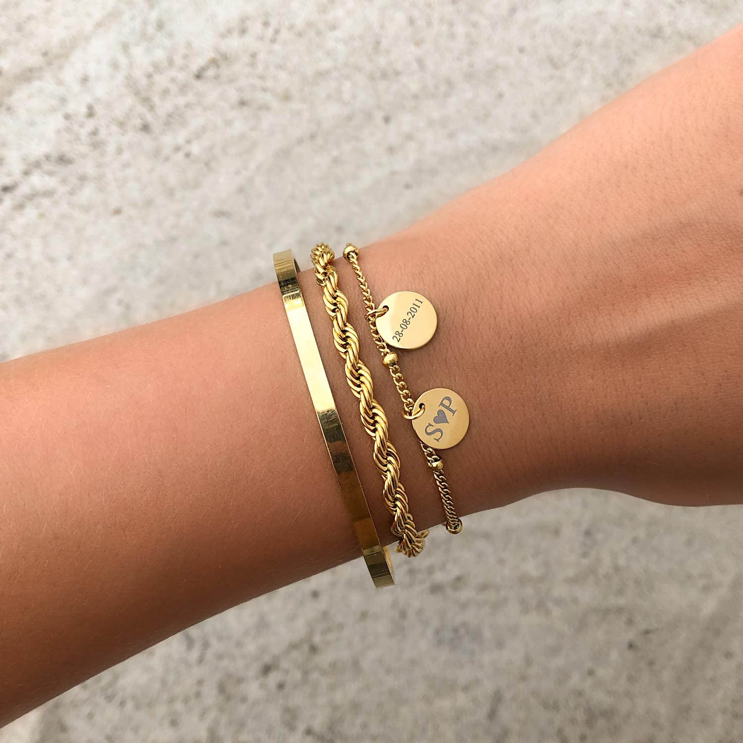 gouden armbanden mix om pols