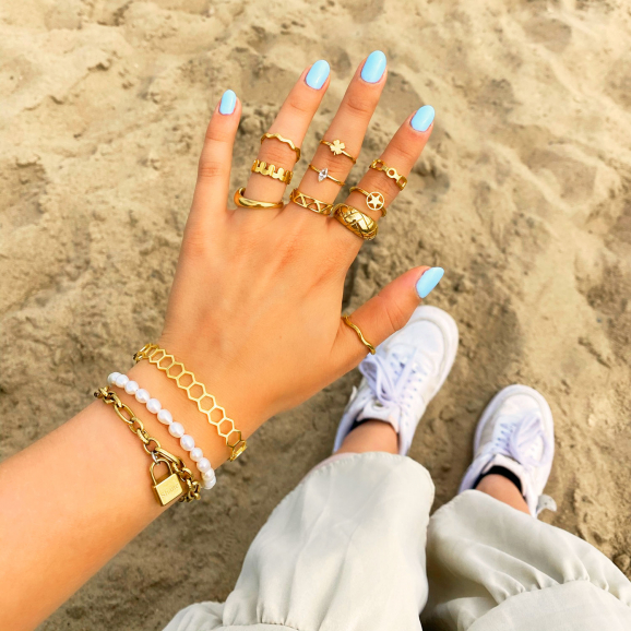 Trendy gouden ringen look om hand