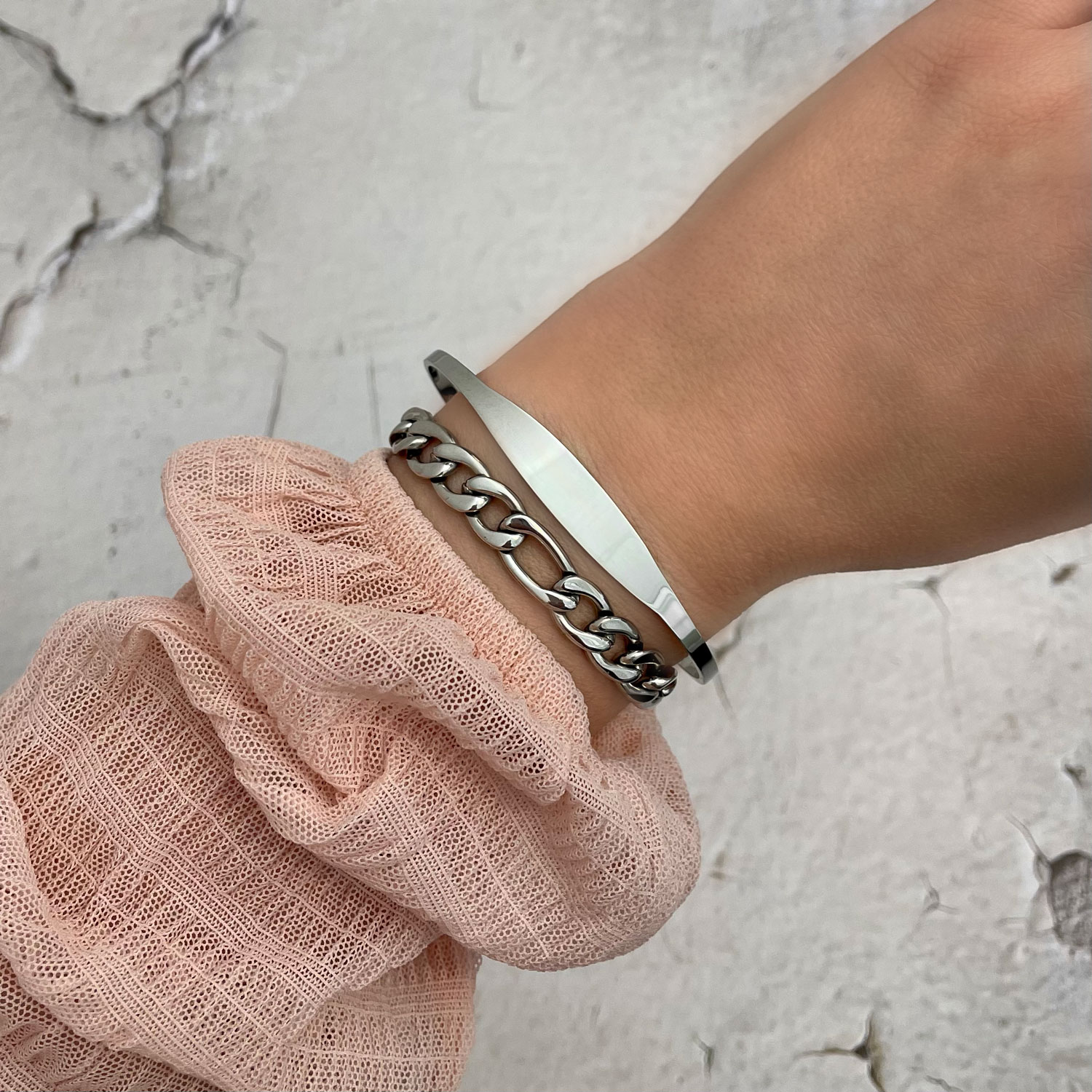 Minimalistische bangle trendy kleur zilver