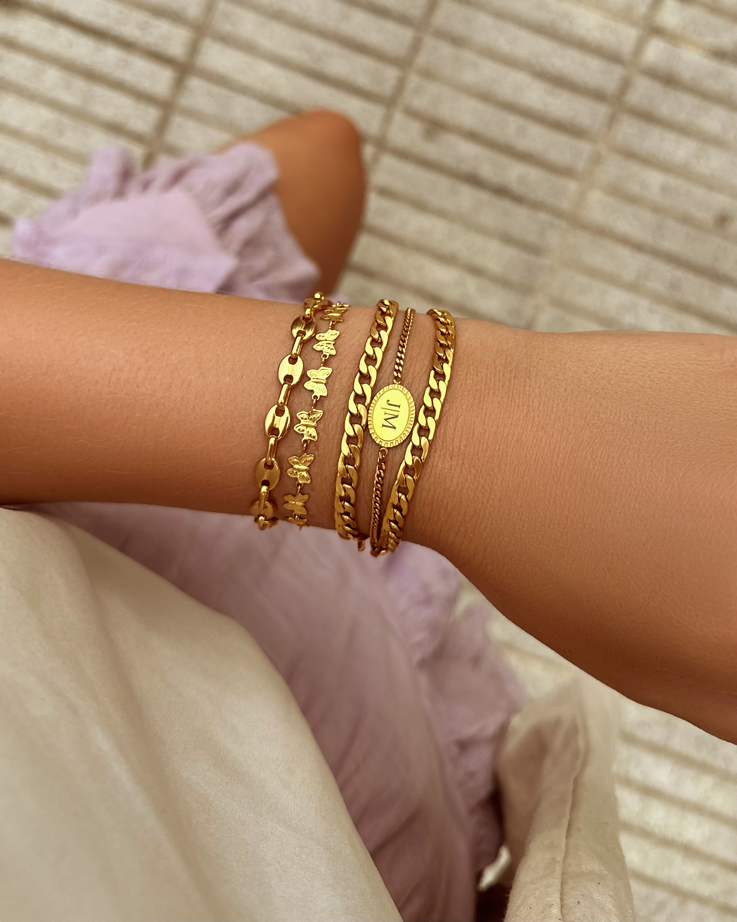 Gouden armbanden mix met lila