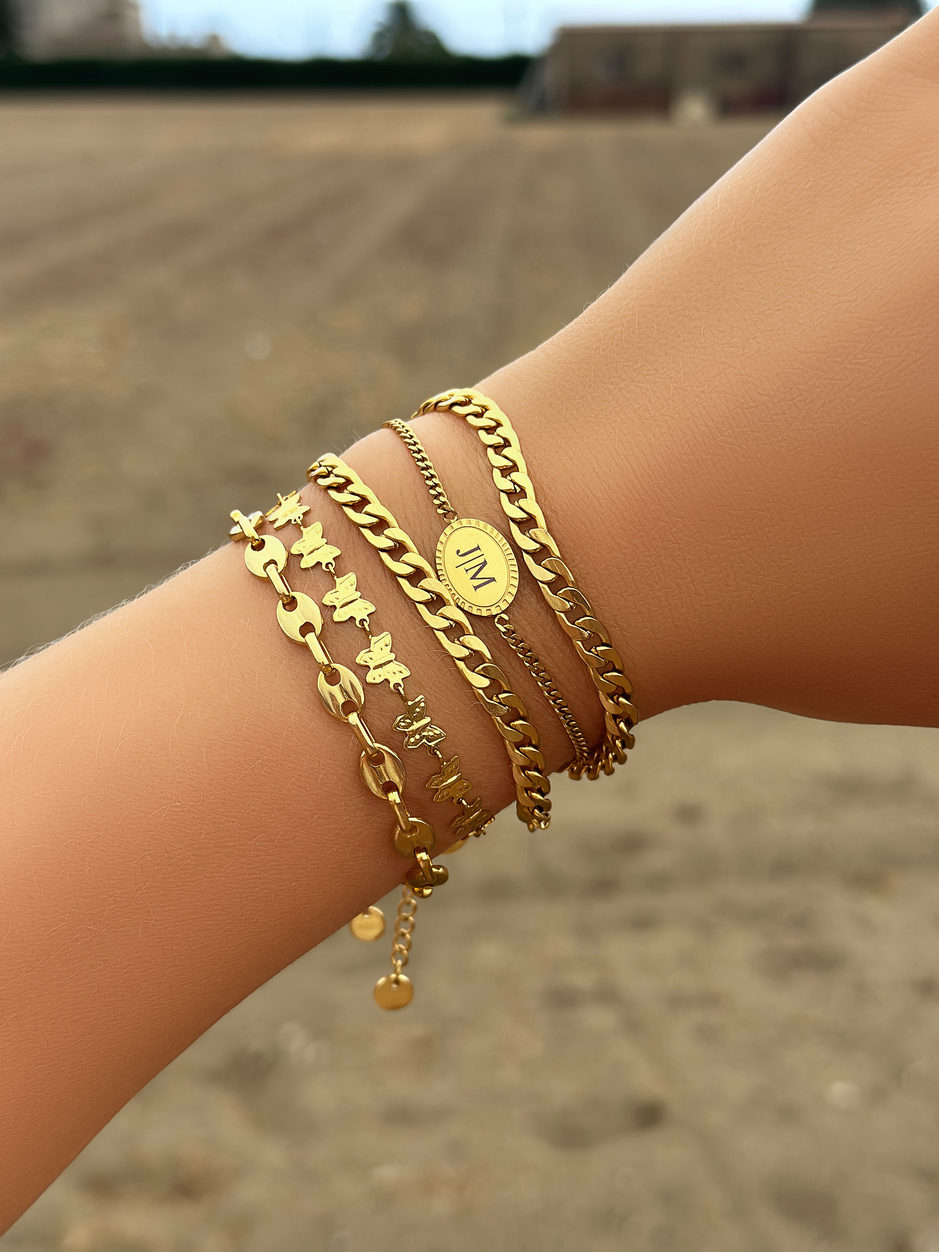 Gouden armparty op het strand