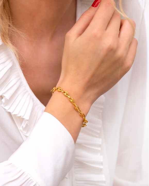 Gouden chunky armband met witte blouse gecombineerd
