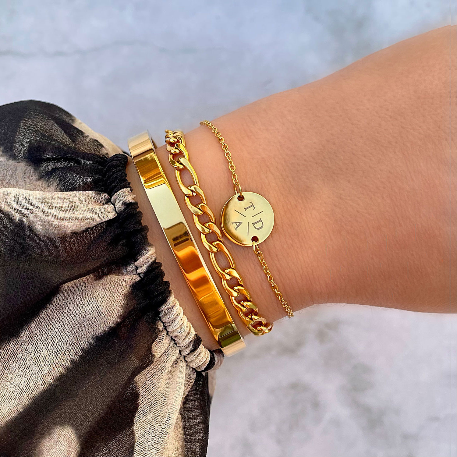 Armparty van drie armbandjes in de kleur goud