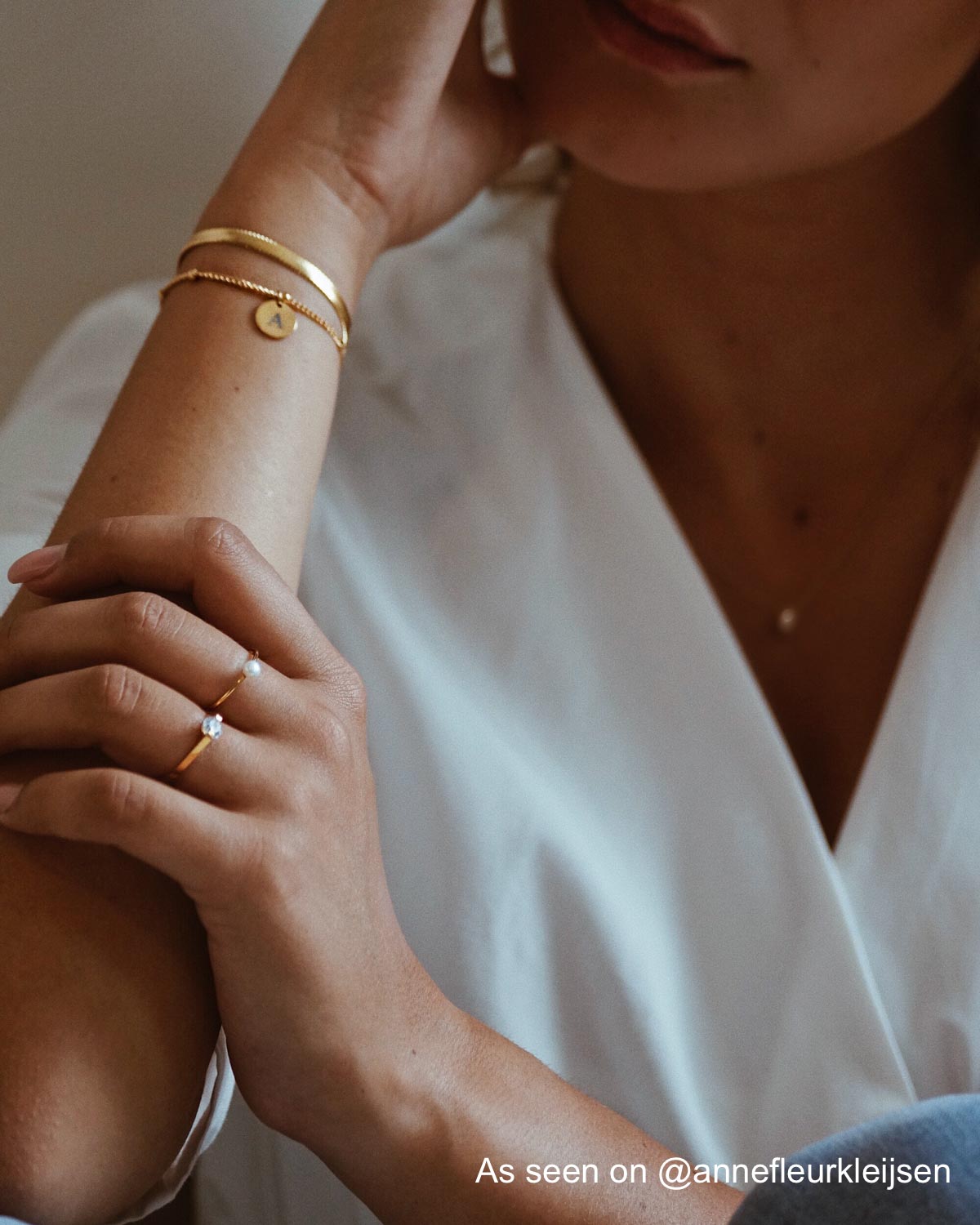 Leuke sieraden mix in goud bij influencer