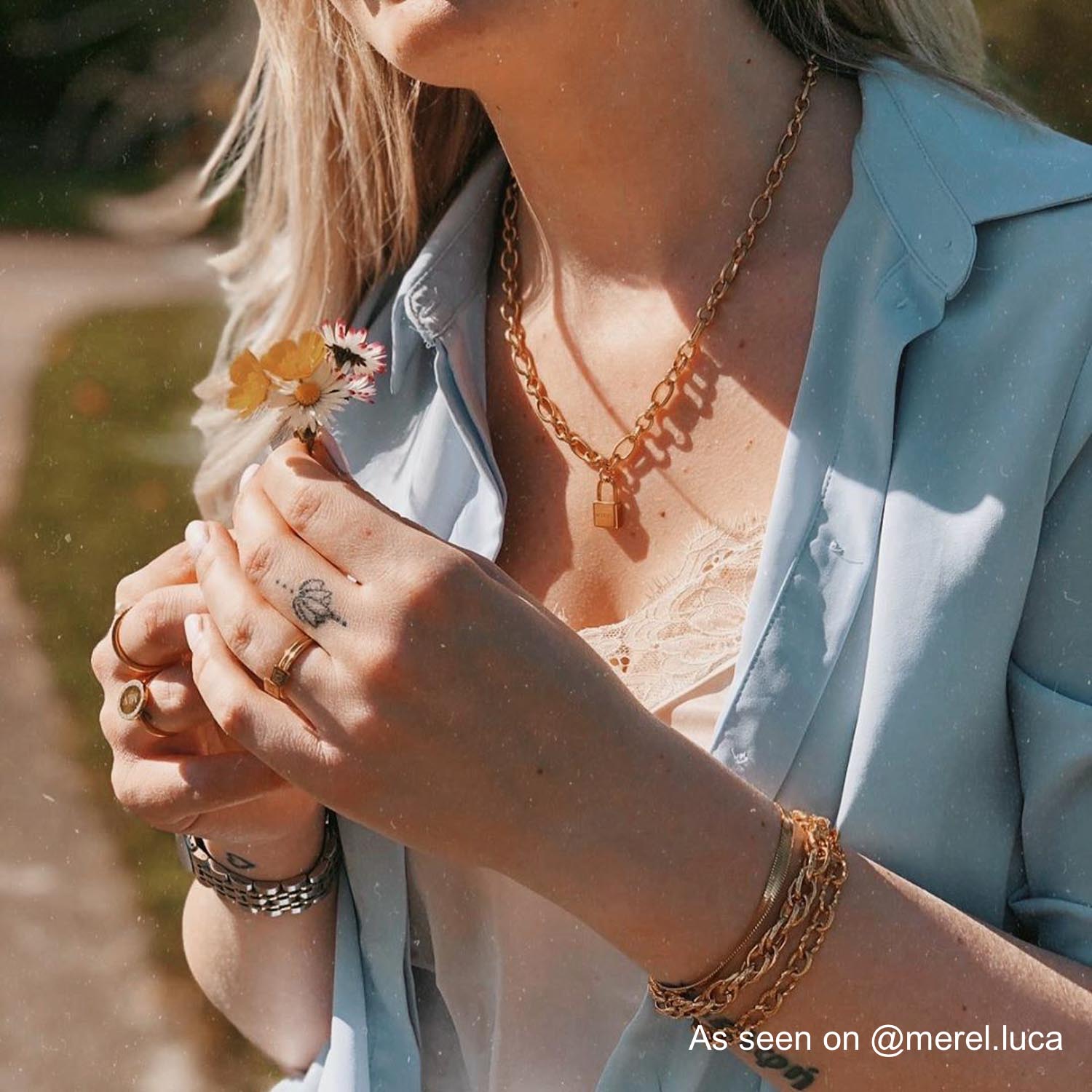 Influencer draagt plat armbandje om arm