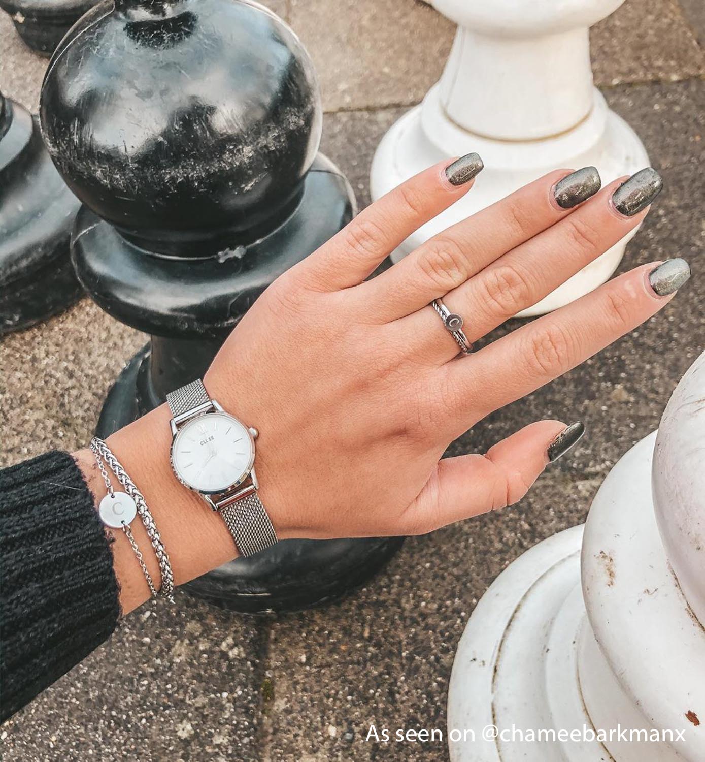 Influencer met finaste ringen in het zilver