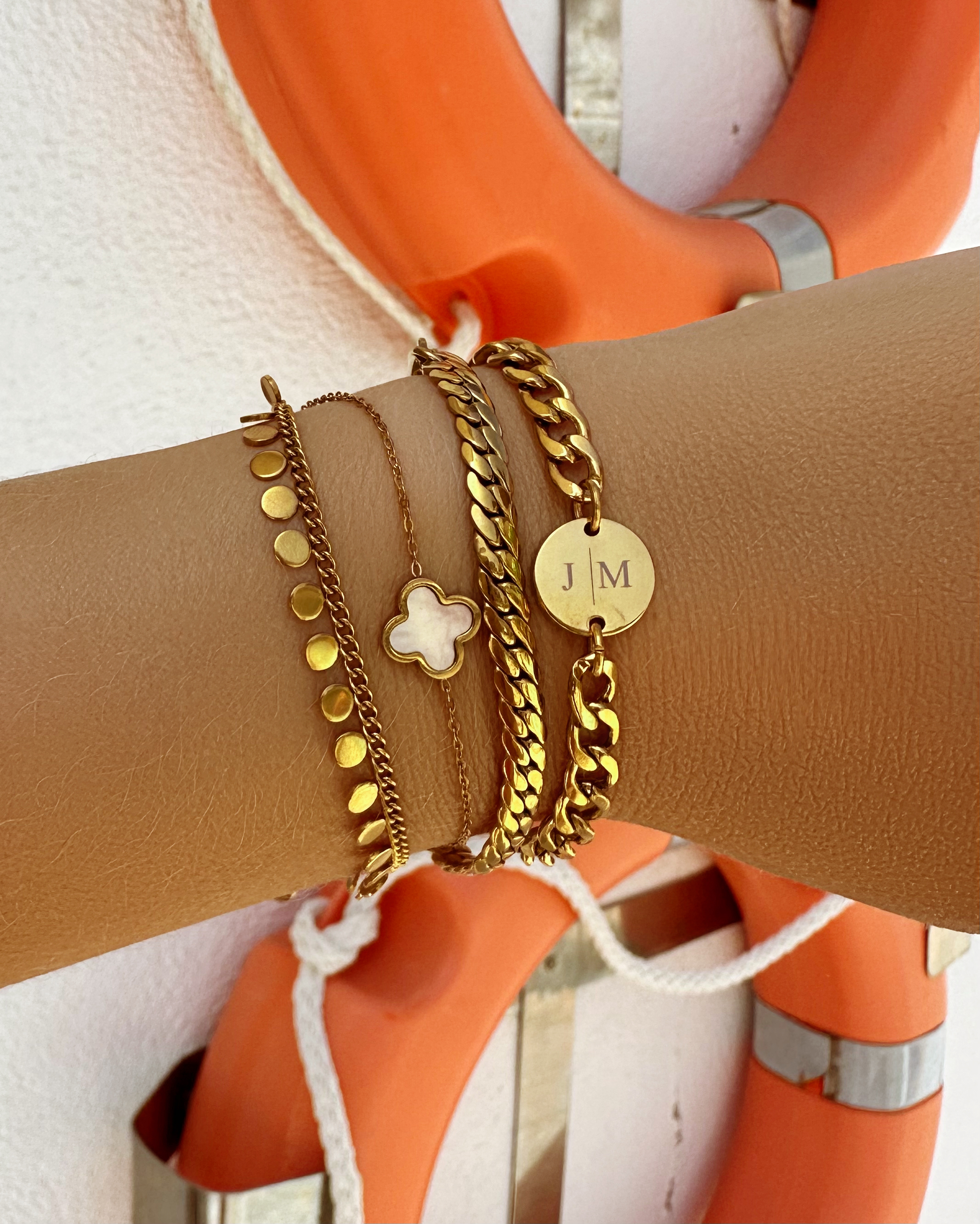 Zomerse armparty met gouden armbanden