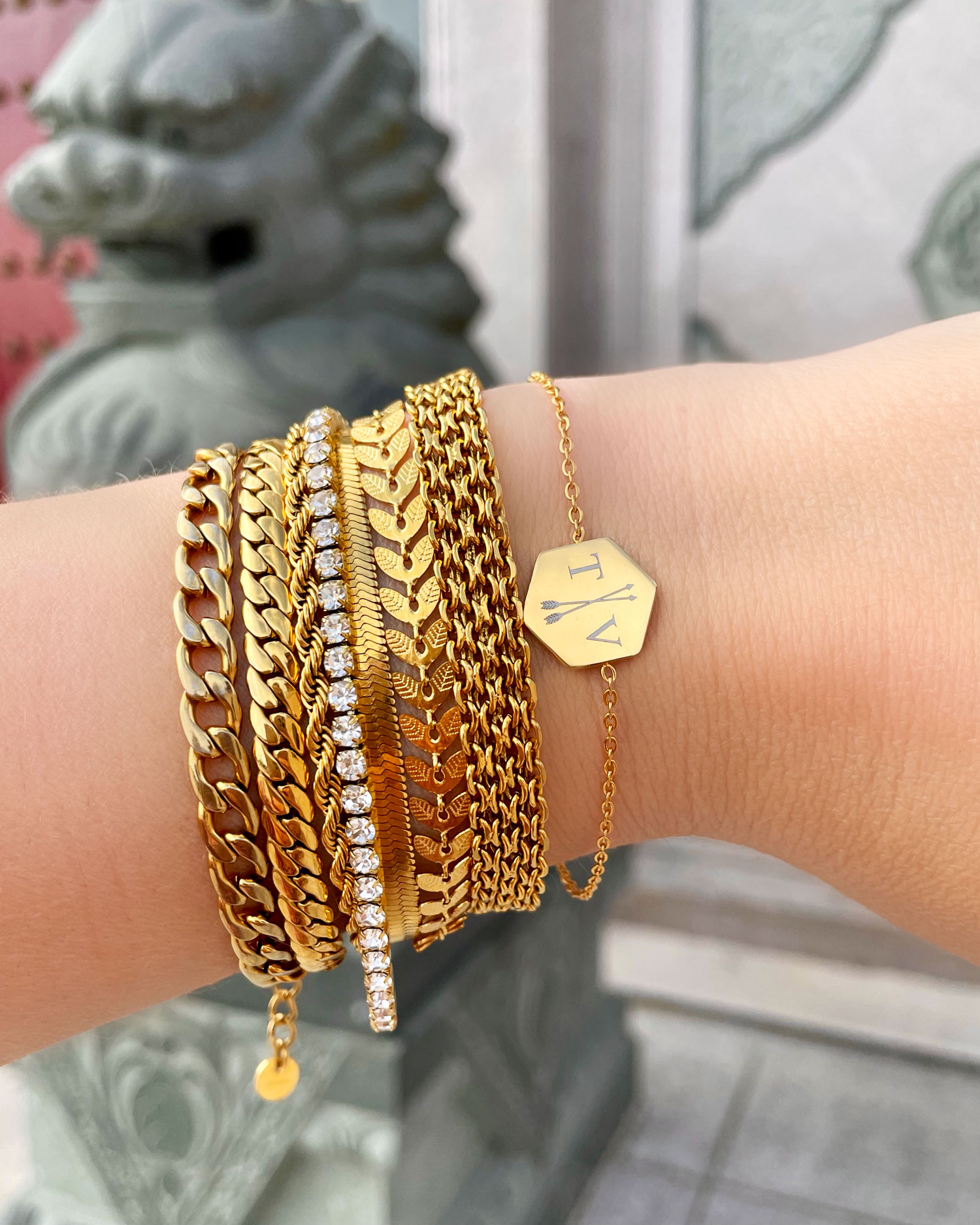 Armparty met gouden sieraden