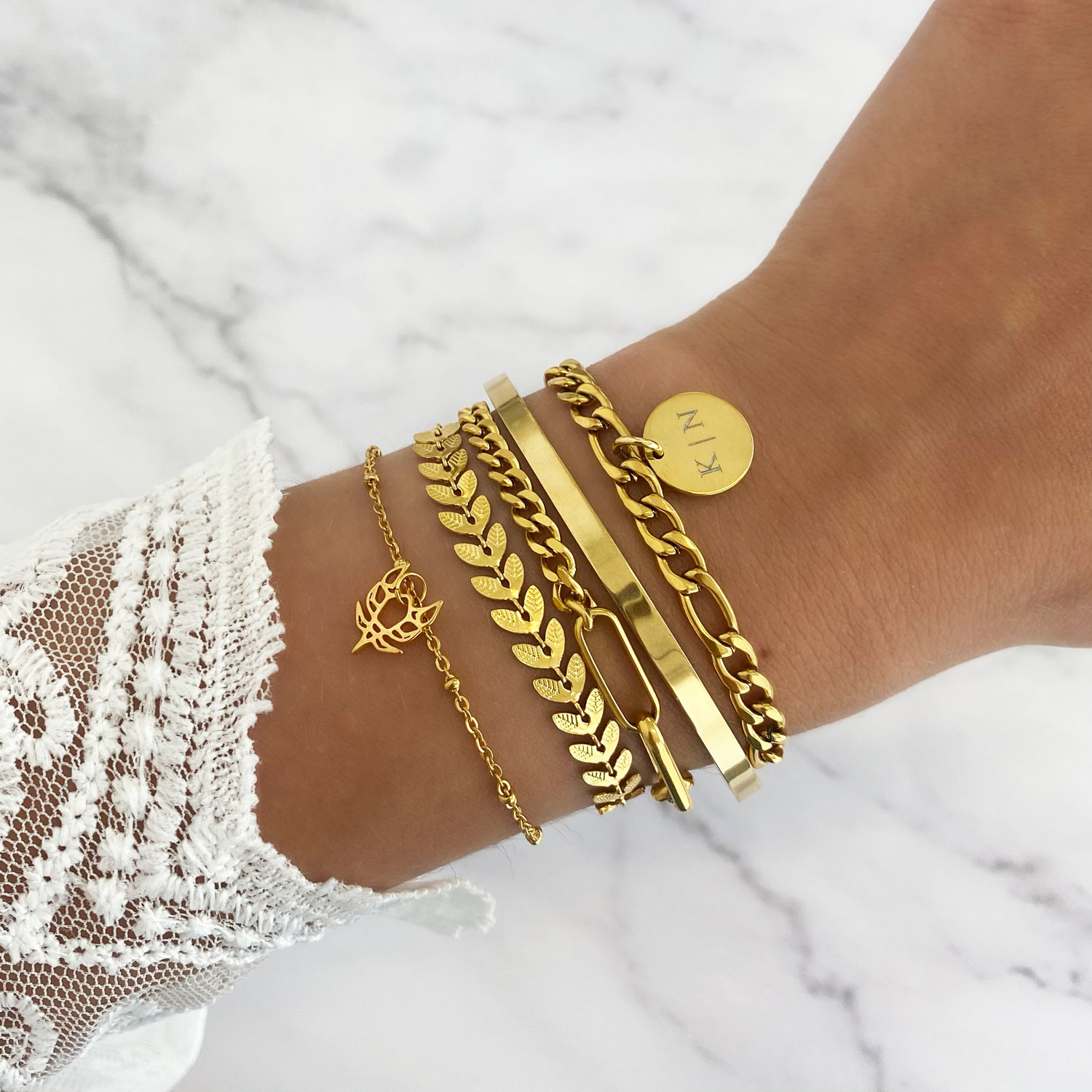 Gouden armparty bij model