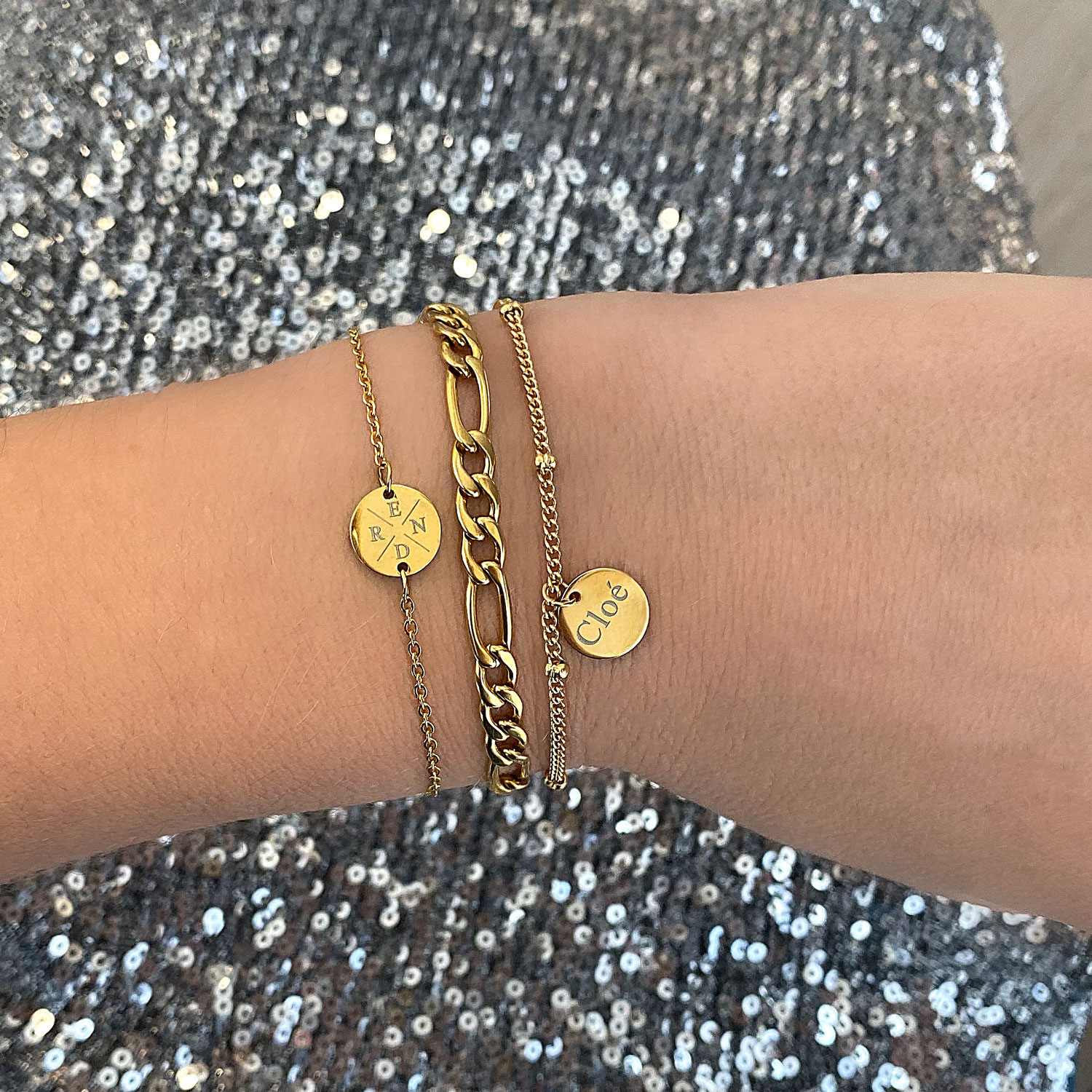 leuke gouden armbanden om de pols voor een complete look