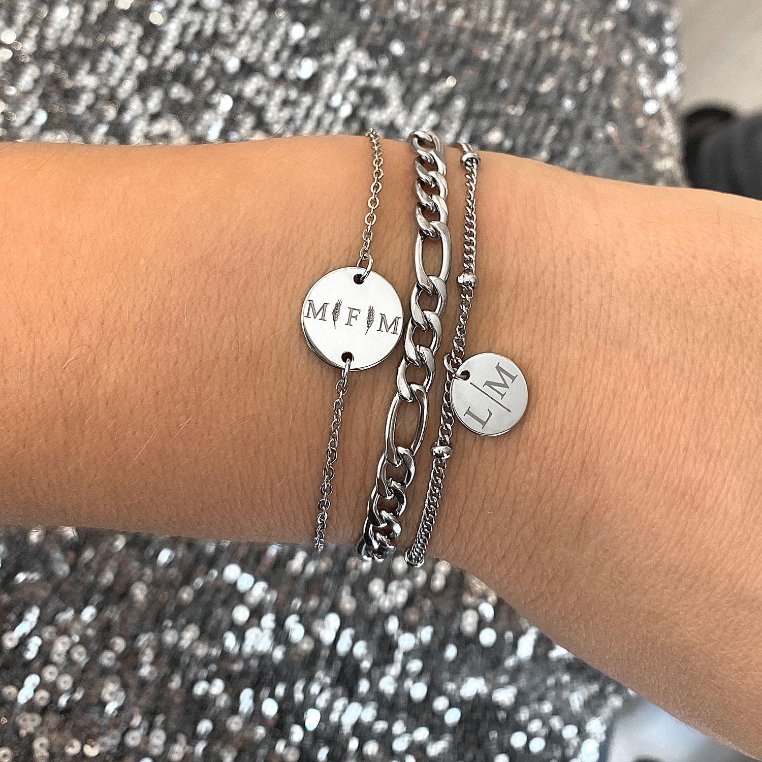 leuke mix van zilveren armbandjes om de pols voor een complete look