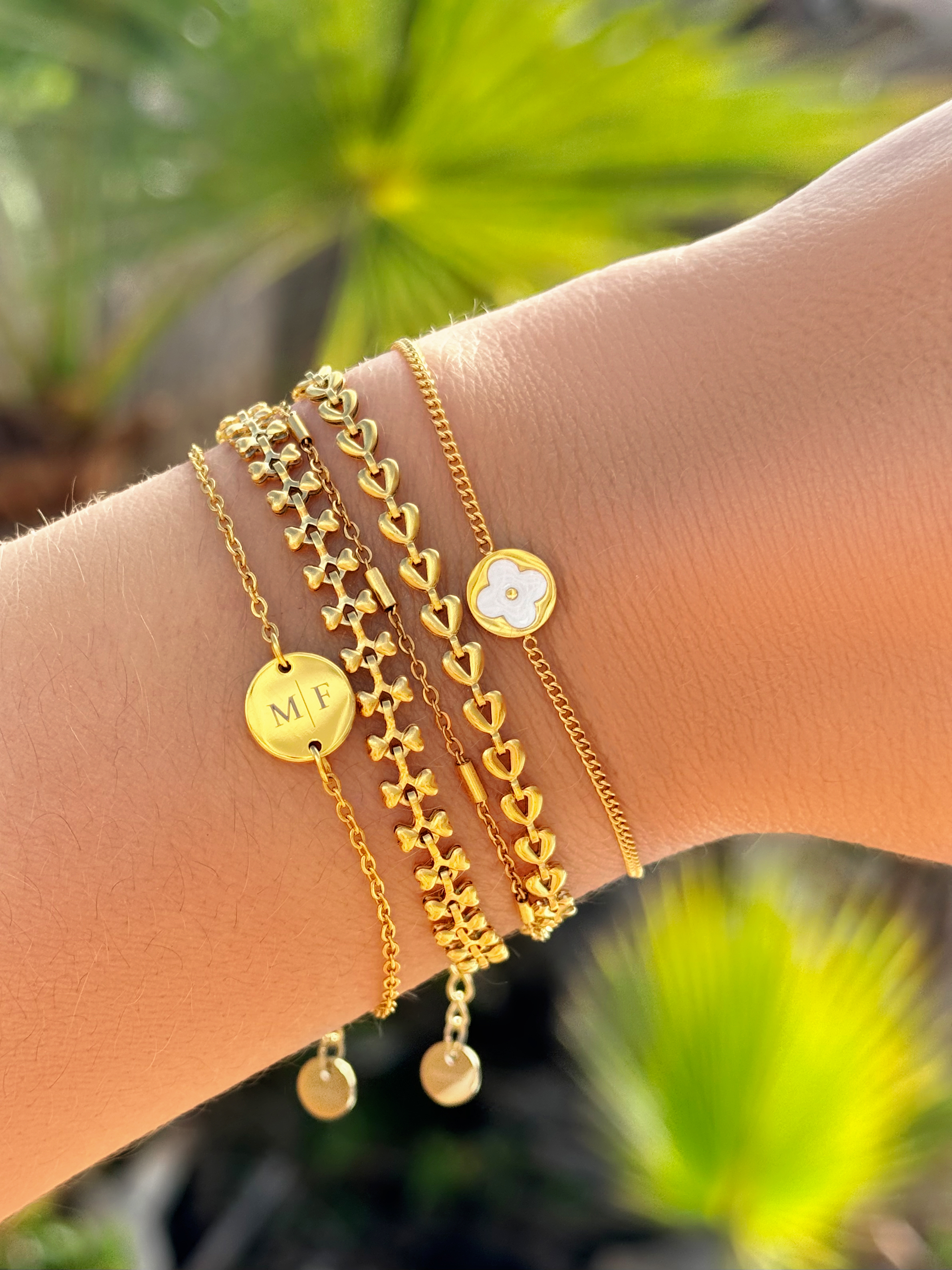 Gouden armparty met gravering