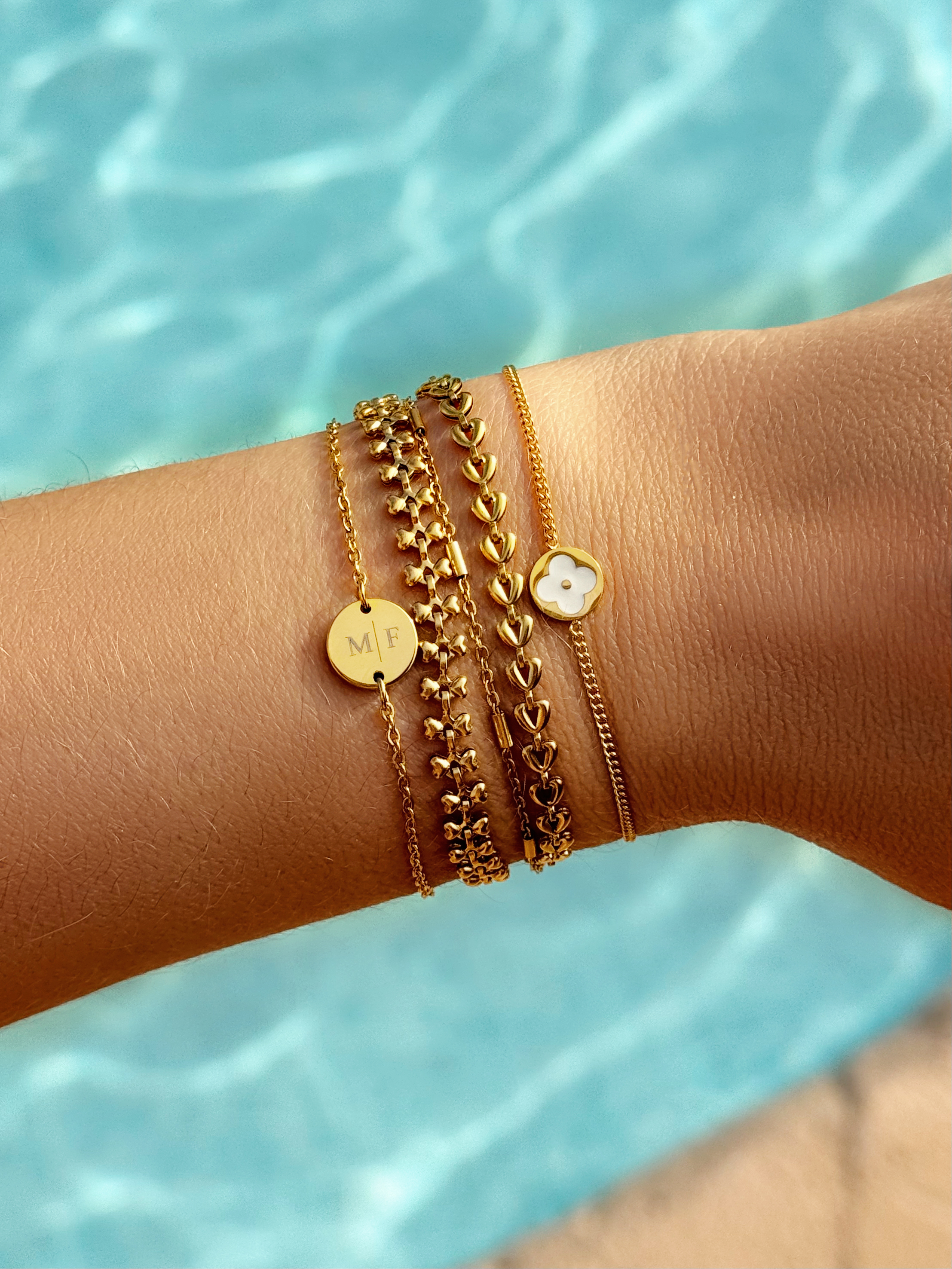 Zomerse armparty met gouden armbanden