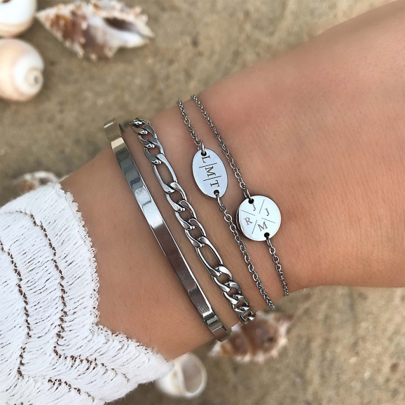 Graveerbare zilveren armband om de pols op het strand