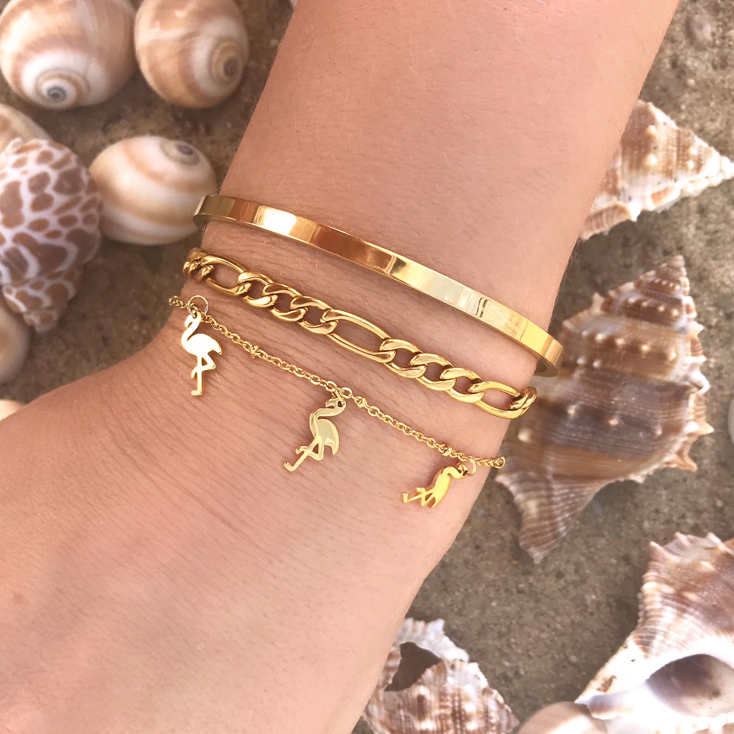 Gouden armparty op het strand met mix van armbandjes