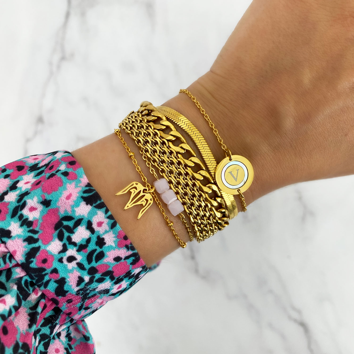 mix van trendy gouden armbanden om pols