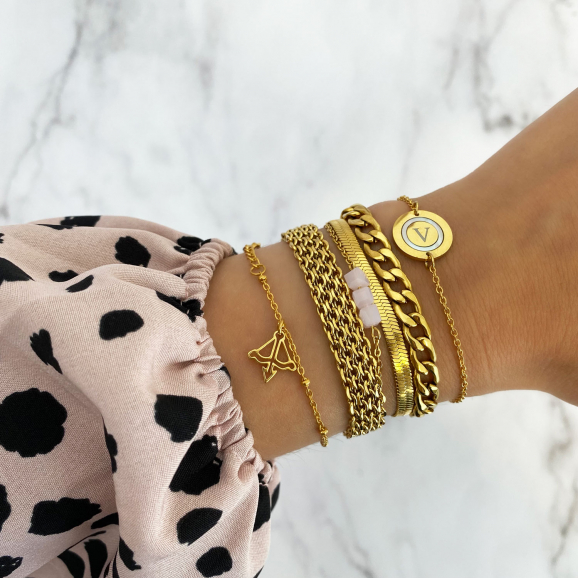 Trendy armbanden in het goud om de pols