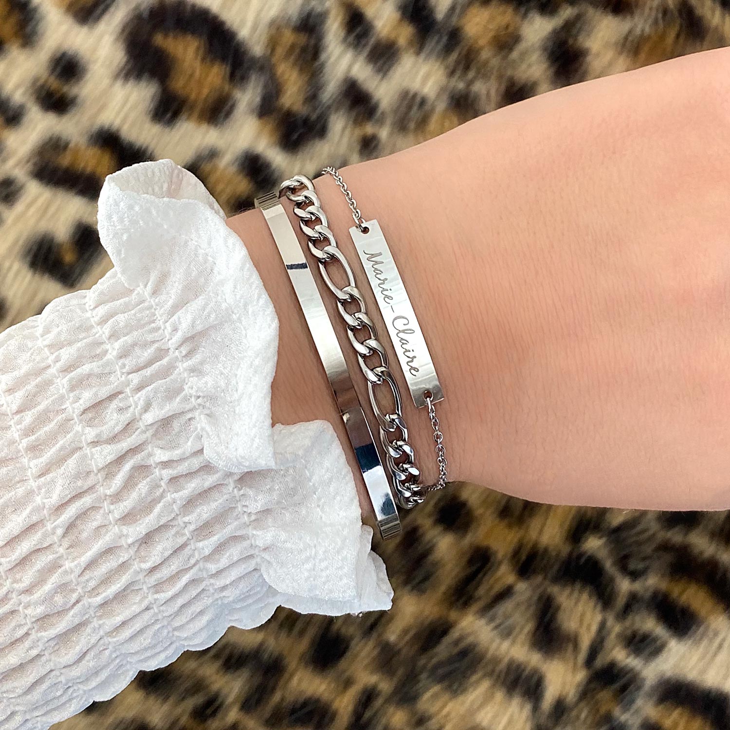 Vrouw draagt zilveren armbanden om de pols voor een complete look