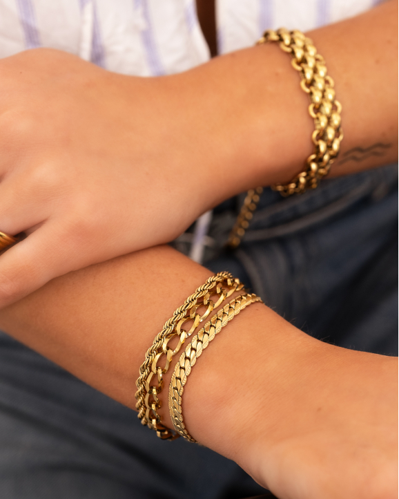 Mix van trendy armbanden in het goud