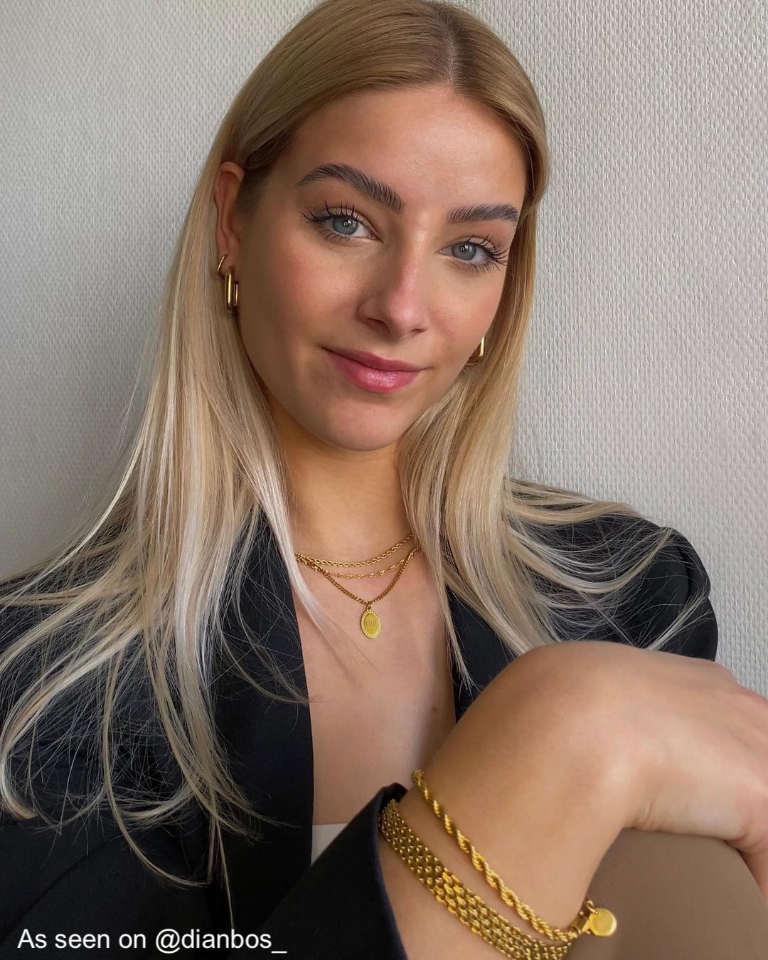 Influencer met gouden armbanden