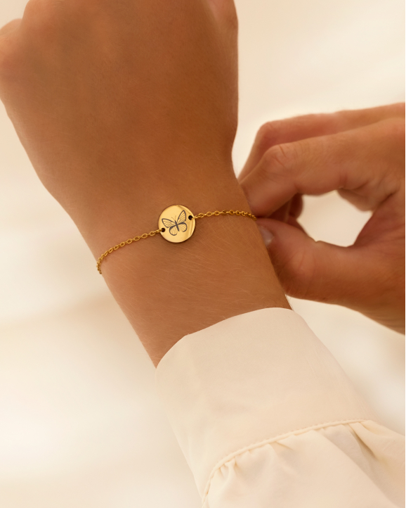 Birth month butterfly armband goudkleurig om pols van model