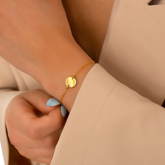 Model draagt Armband mini coin goudkleurig