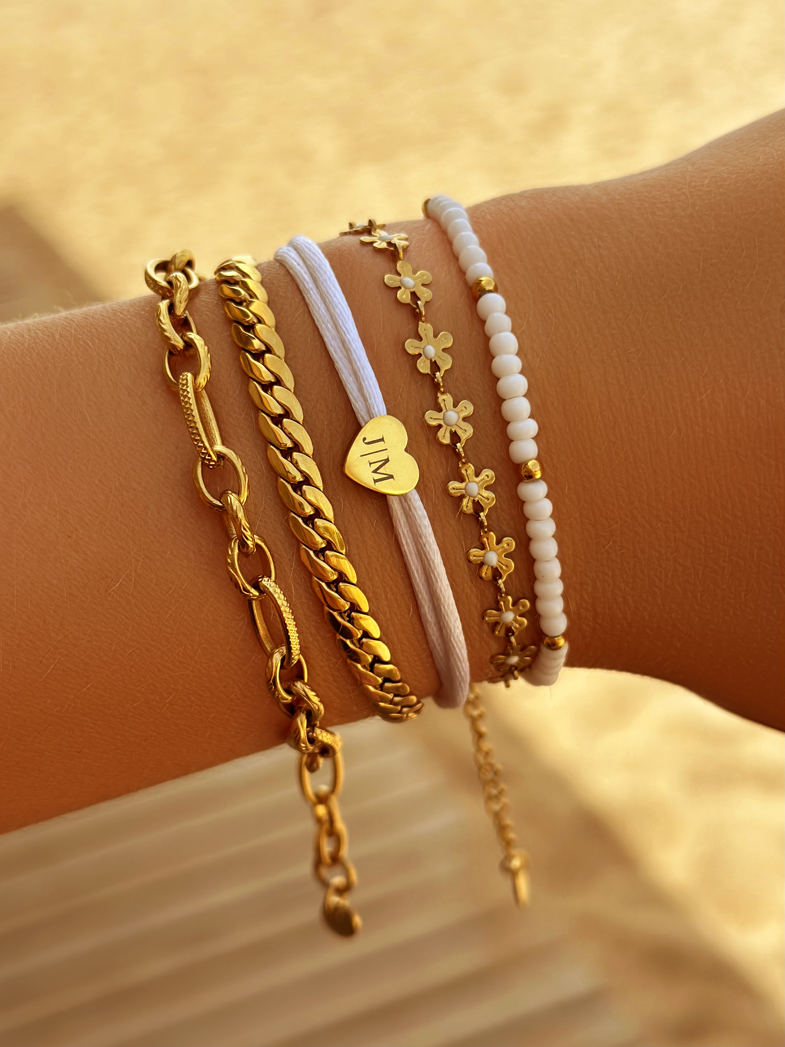 Gouden armparty bij model