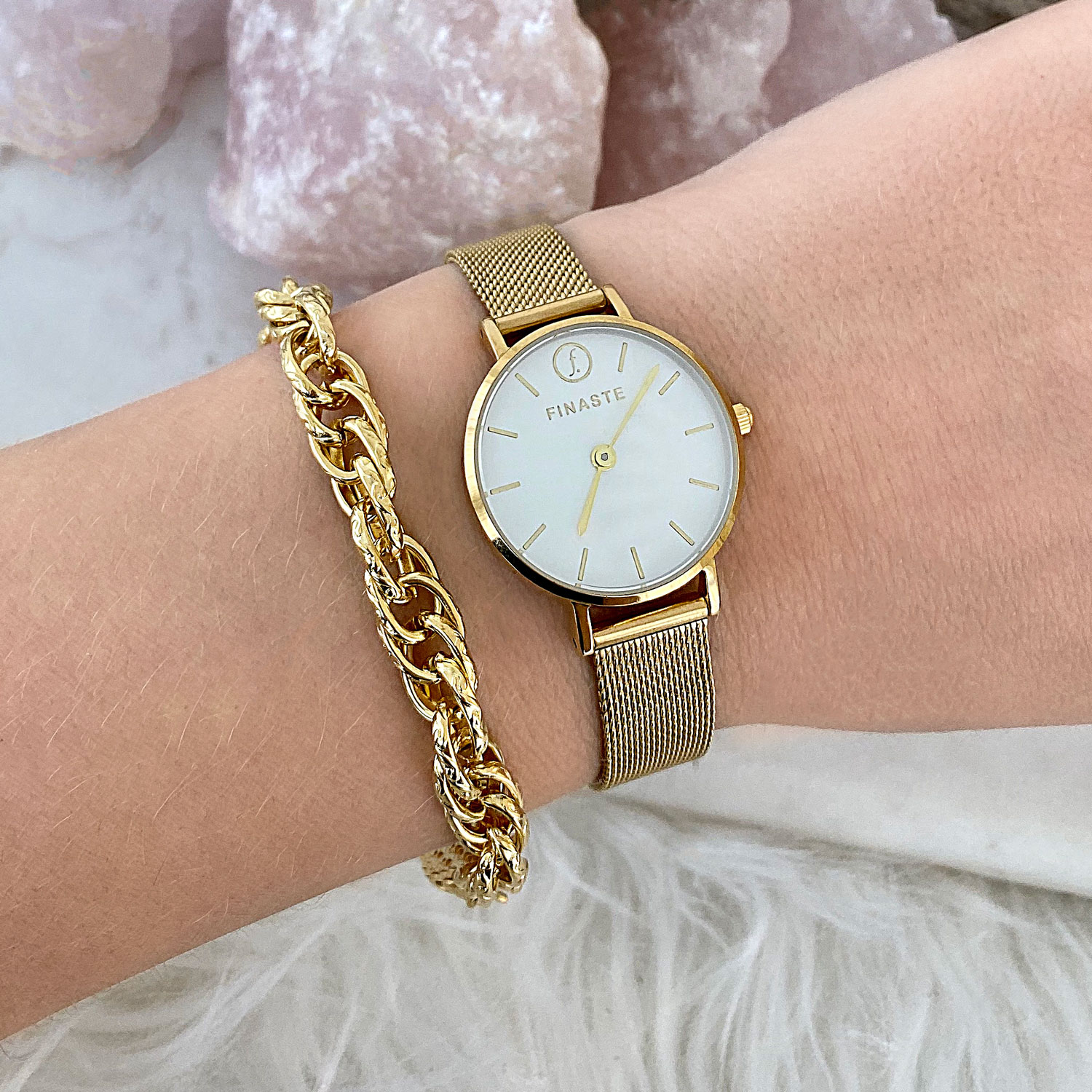 Gevlochten armband gecombineerd met gouden horloge