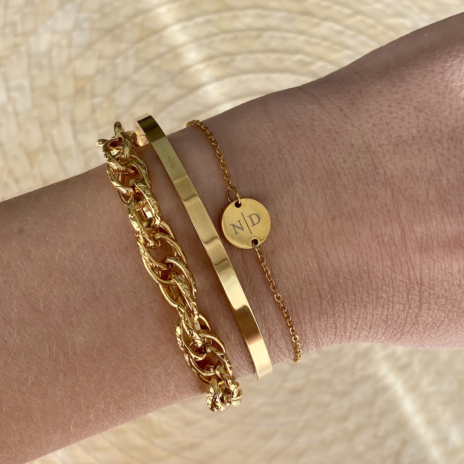 Gouden armparty met bangle om pols