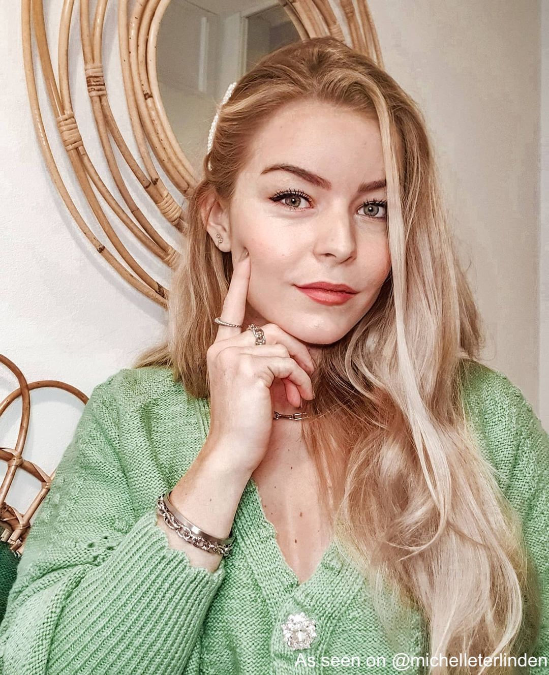 Influencer draagt gevlochten armband in de kleur zilver