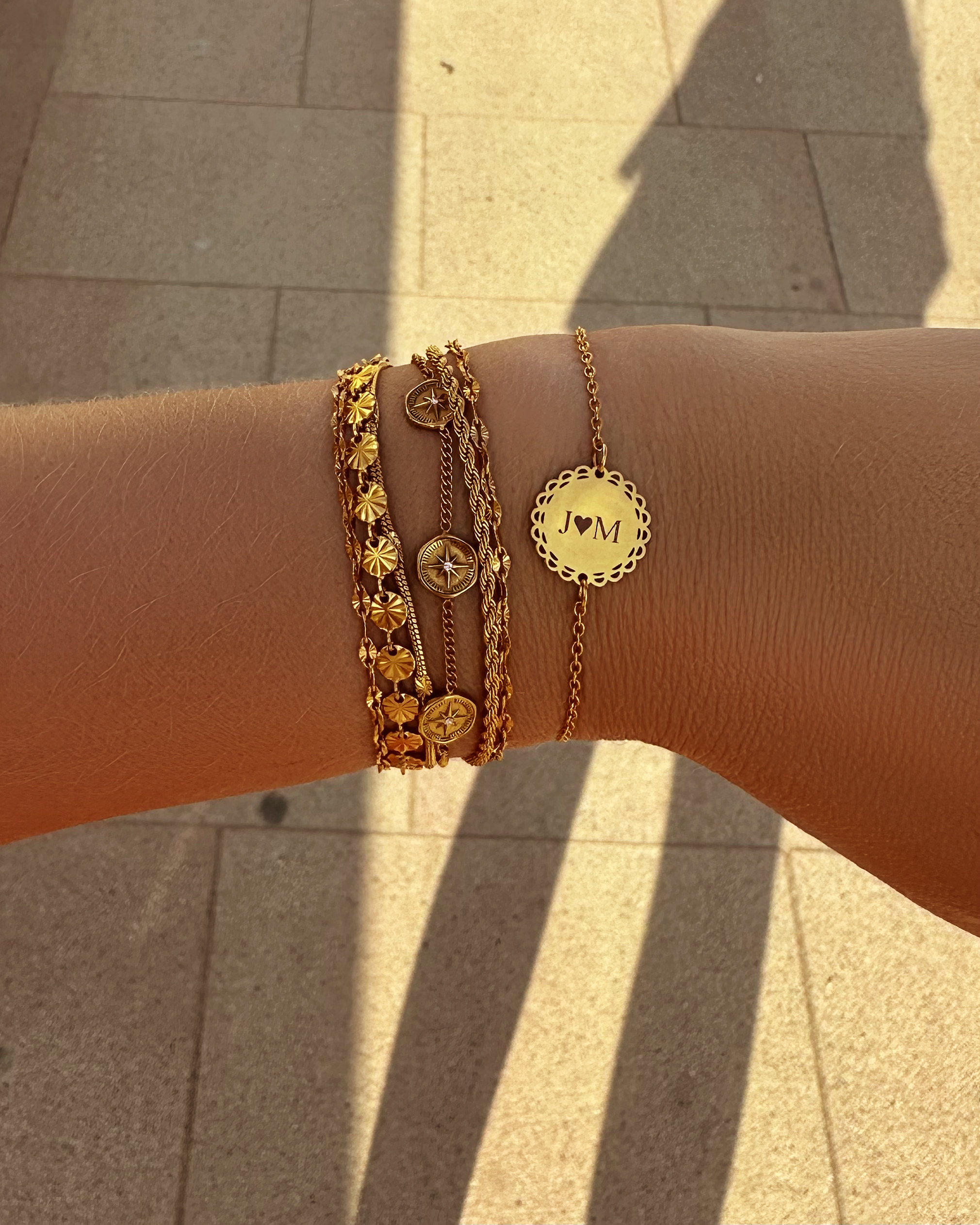 Gouden schakelarmband in armparty