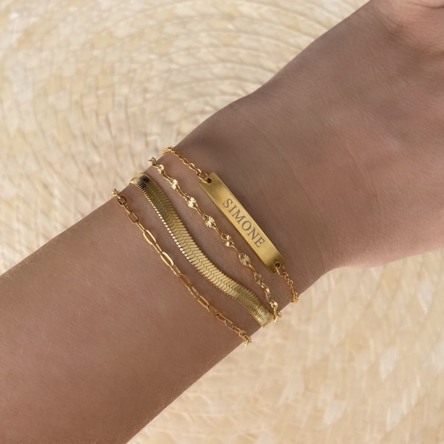 Gouden armparty om pols bij vrouw