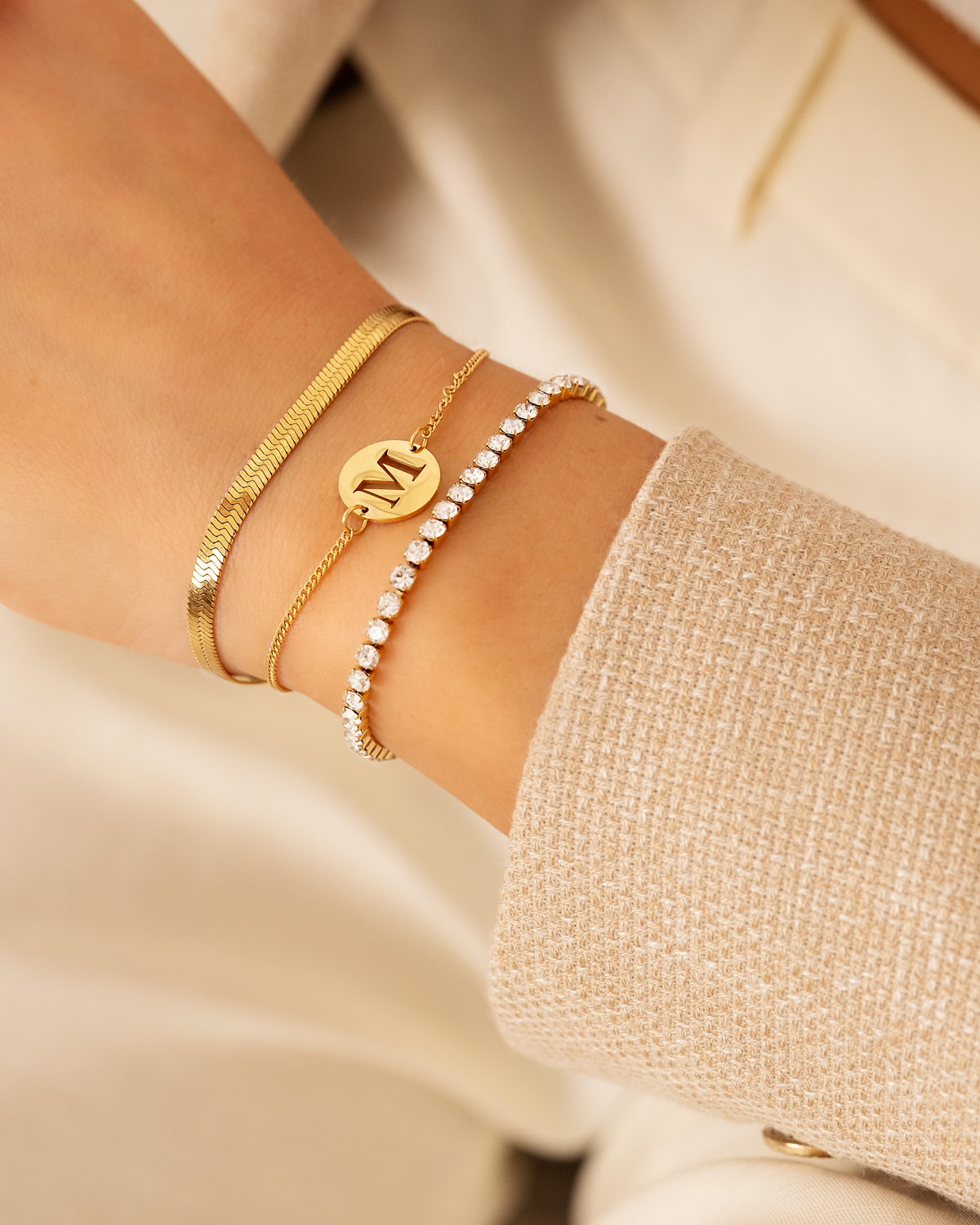 Gouden armparty om pols