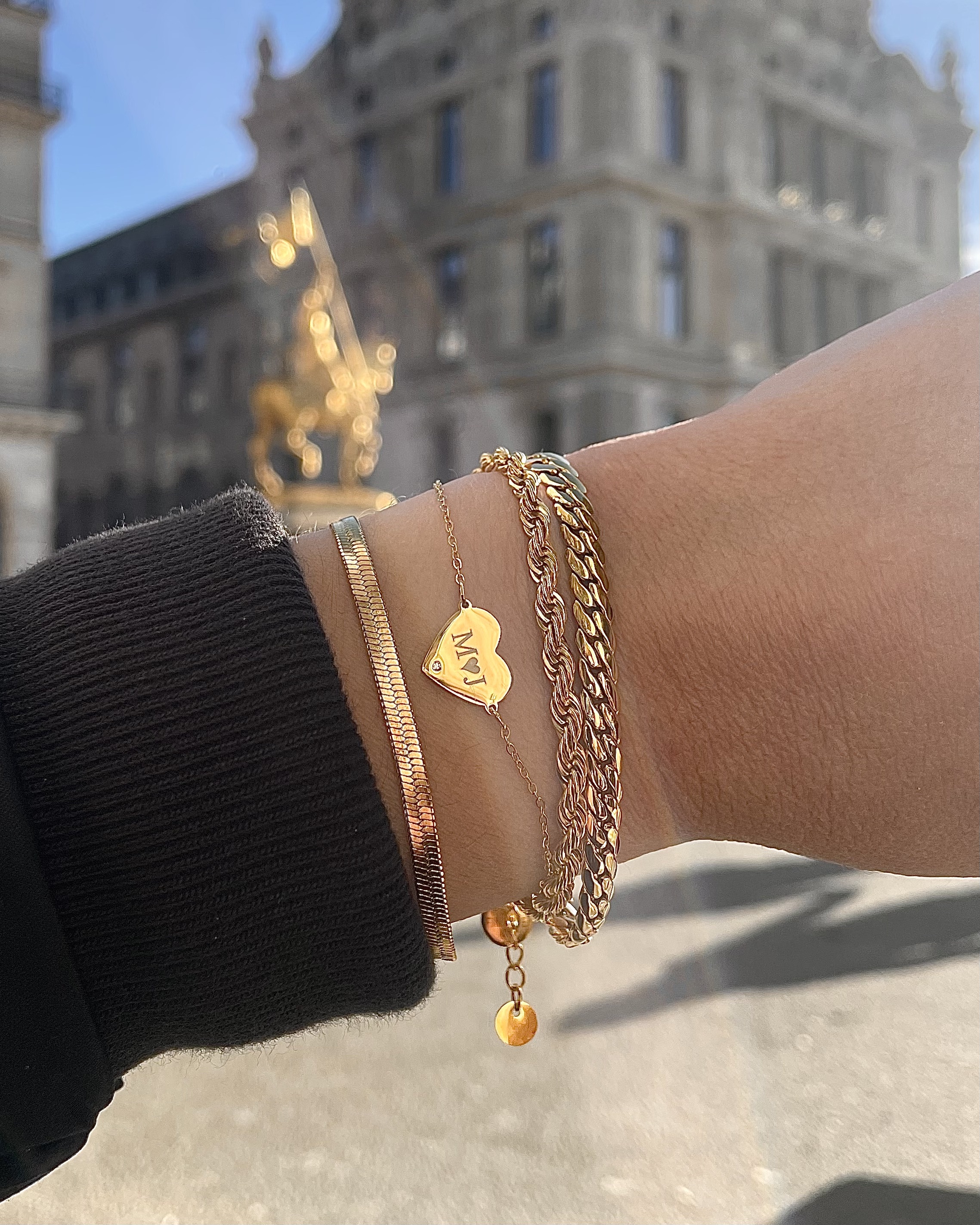 Gouden armbandjes gecombineerd met elkaar