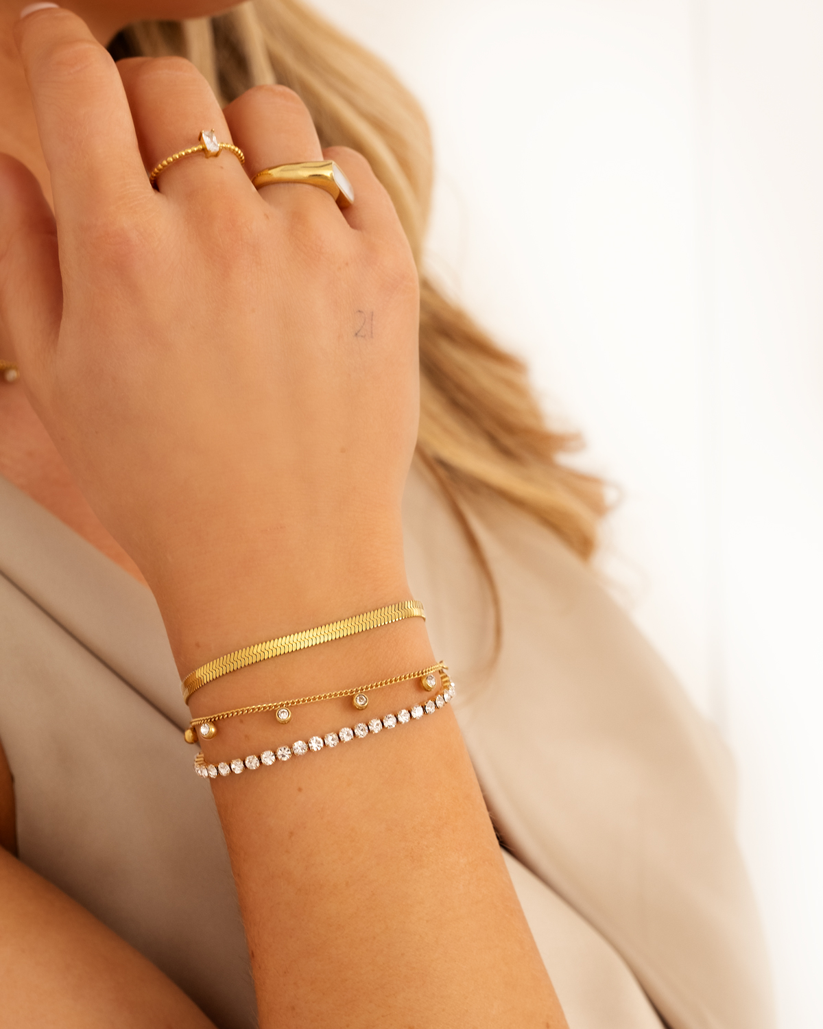 Gouden armparty met shiny steentjes