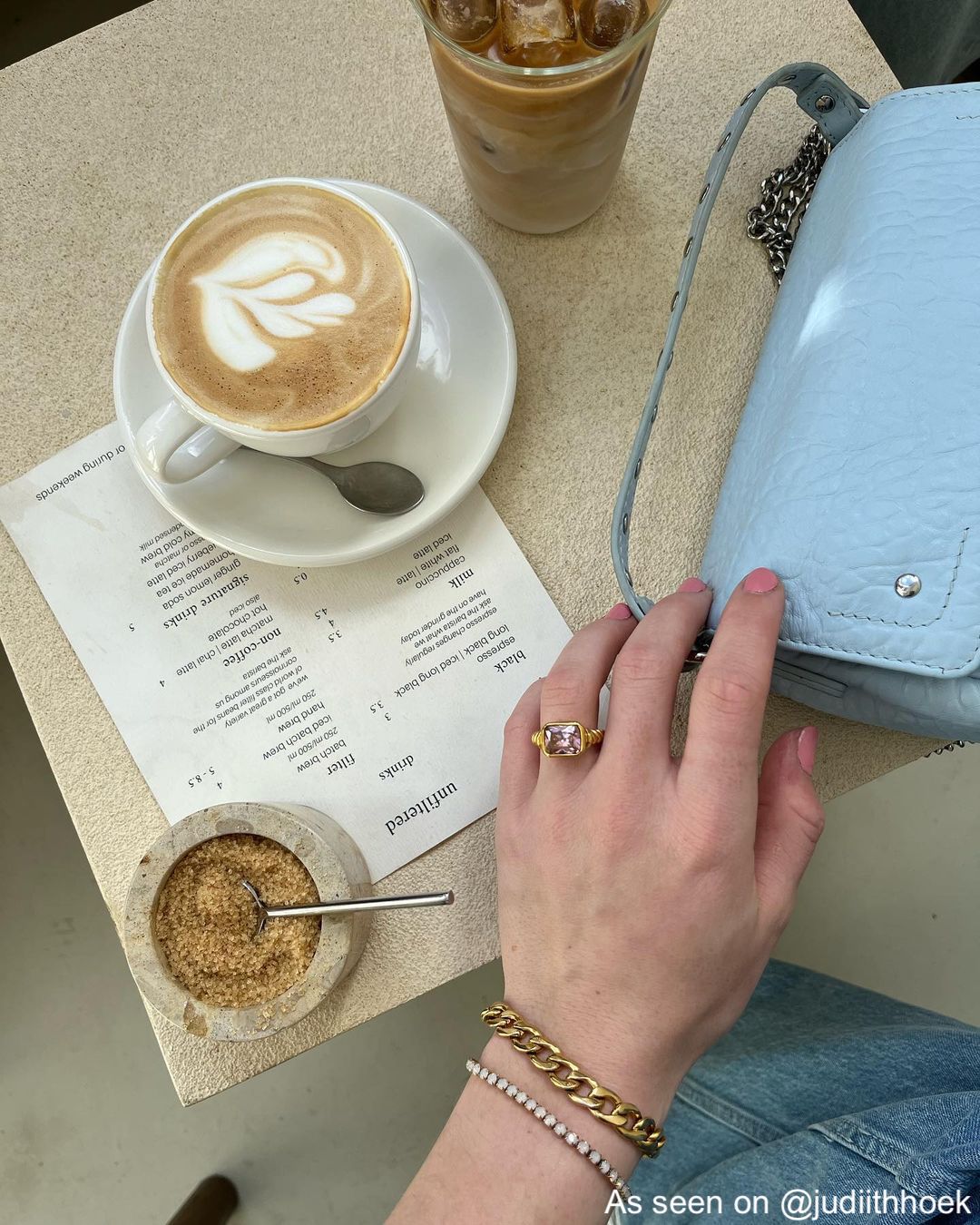 Influencer draagt gouden chain armband