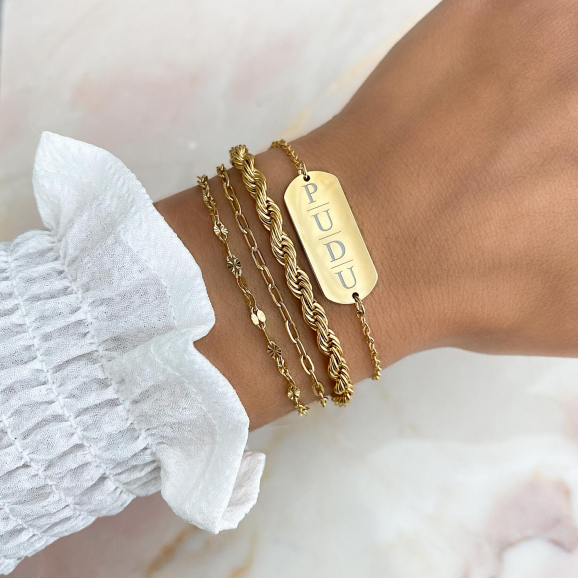 Trendy goudkleurige armband om de pols