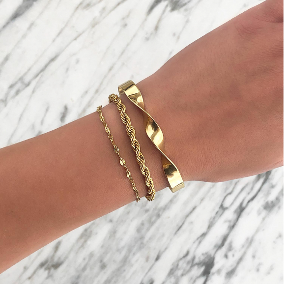 Mooie goudkleurige armbanden om de pols voor een trendy look