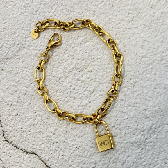 Gouden armband met graveerbare slotjes bedel
