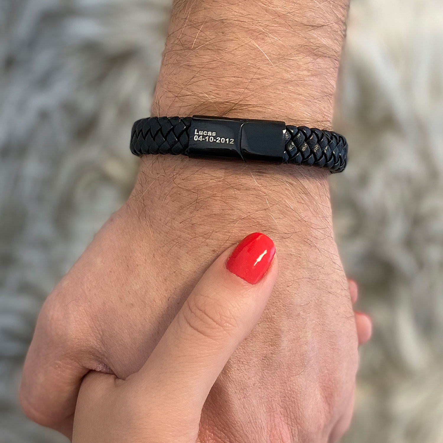 kapok Vijandig Levendig Leren mannen armband met naam zwart | Shop op Finaste.nl