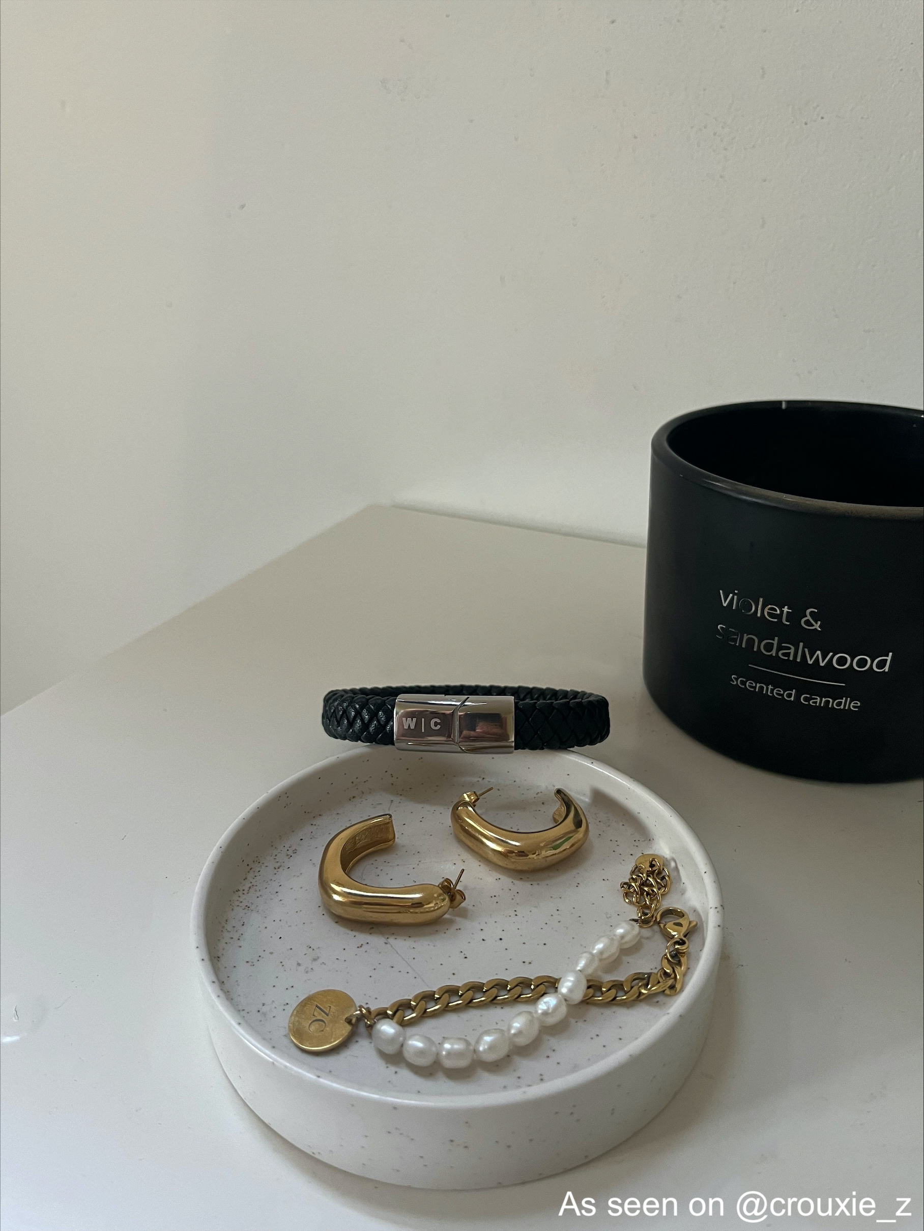 Gouden sieraden van influencer