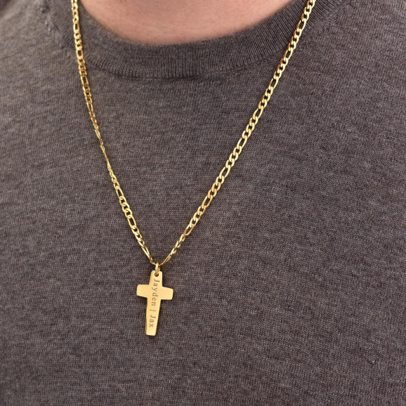 Gouden ketting met kruis om de hals voor een complete look