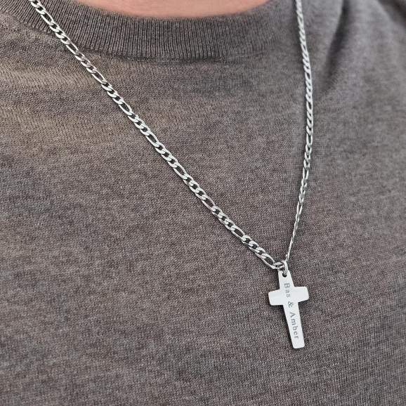 Zilveren ketting met kruis om de hals voor een complete look