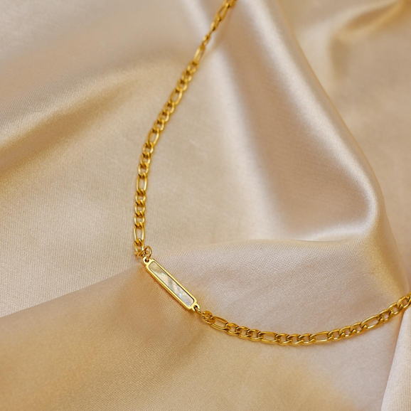 Goud kleurige ketting chain & pearl op satijn