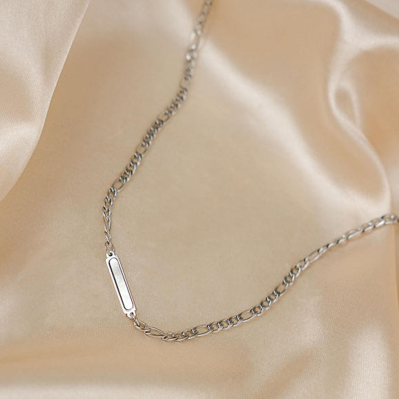 Zilver kleurige ketting chain & pearl op satijn