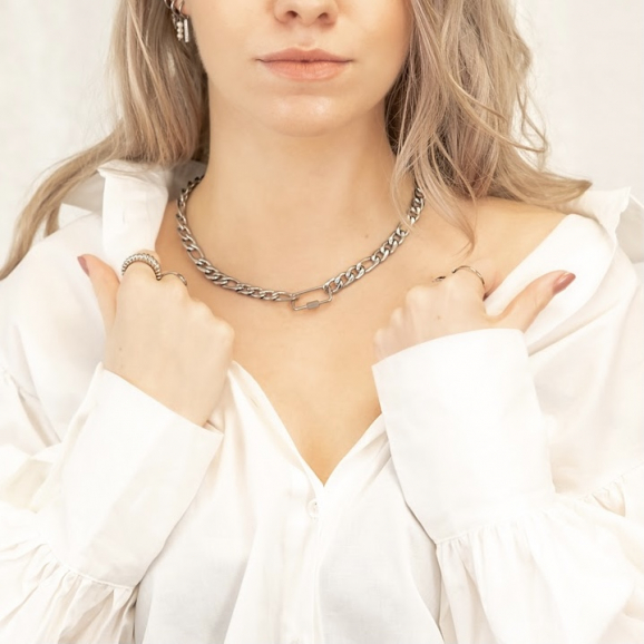 Meisje draagt mixed chain ketting zilver